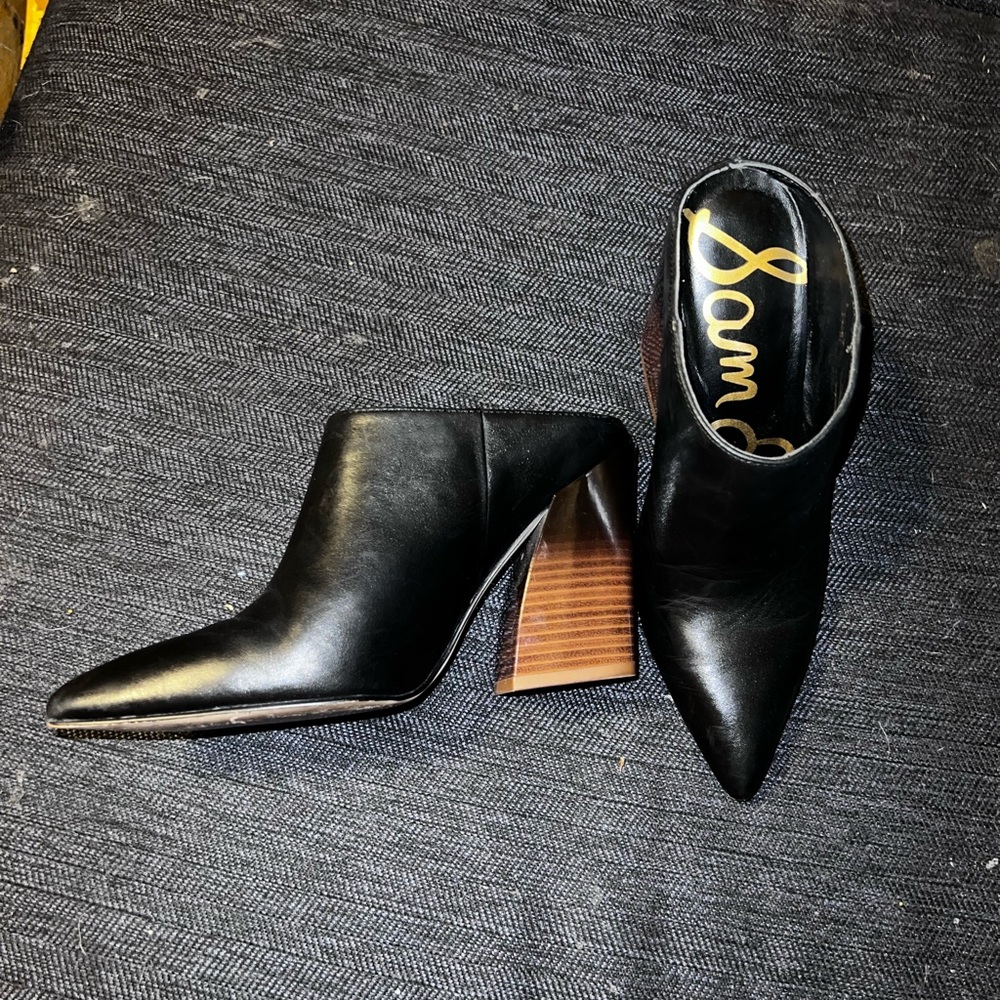 Black pointed booties mules perfect for any event !